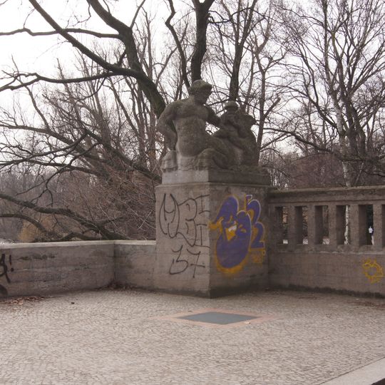 Uferterrasse mit Tritonen und Planschbecken mit Seelöwen