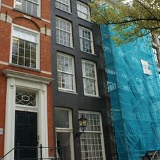 Pand met gevel onder verhoogde, gesneden lijst