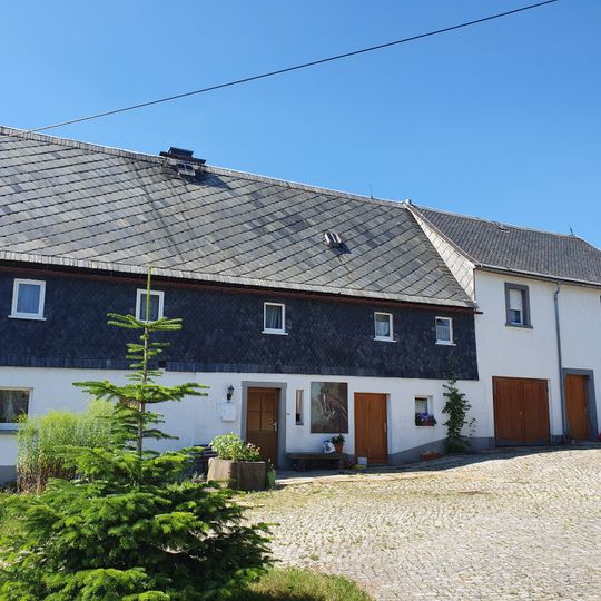 Wohnstallhaus und Granittrog Wiesenstraße 16