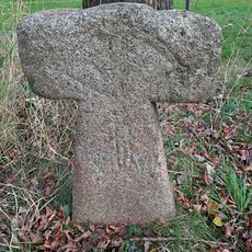 Steinkreuz (mit Armbrust) Wiesaer Kirchweg (Flurstück 1367/1)