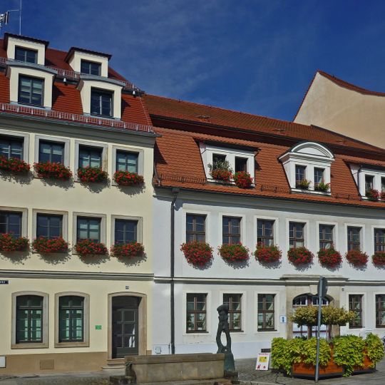 Goldener Stern; Wohnhaus in geschlossener Bebauung mit linkem und rechtem Hofflügel Markt 18