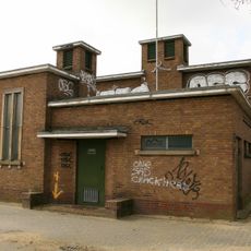 Voormalig schakelhuis met tuinhek