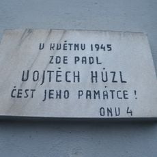 Pamětní deska Vojtěcha Hůzla v ulici Na Veselí v Praze
