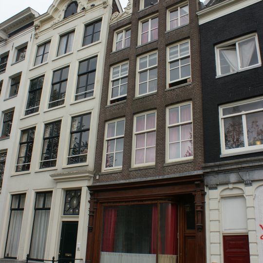 Pand met halsgevel met vleugelstukken van bijzonder ontwerp