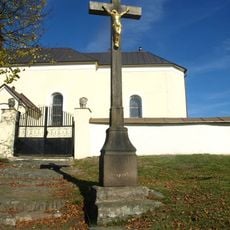 Kamenný kříž u kostela v Ostrově nad Oslavou