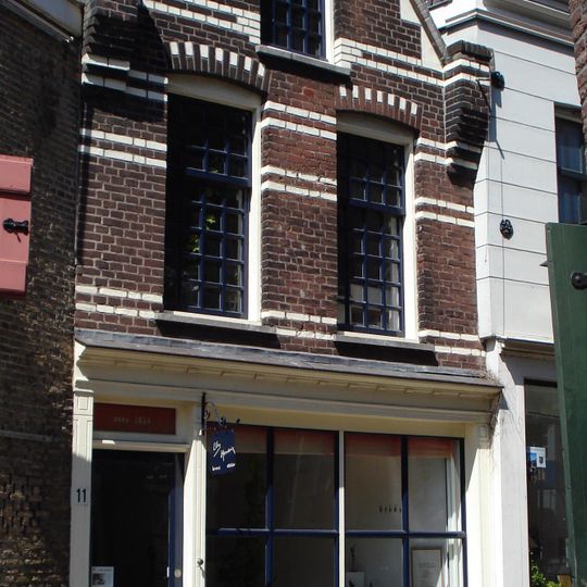 Pand met aan de achterzijde een puntgevel met vlechtingen