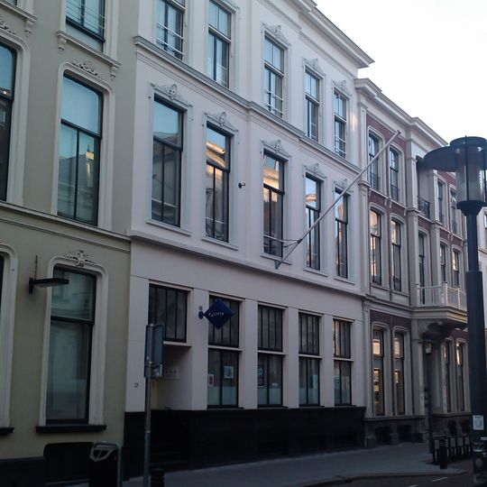 Pand dat onderdeel is van een in het derde kwart van de 19e eeuw als een symmetrisch geheel ontworpen straatwand