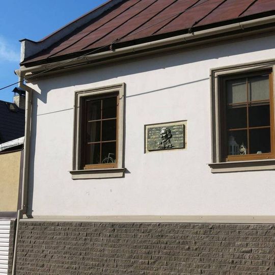 Pamětní deska Antonína Beranovského na domě Žďárská 84 v Novém Městě na Moravě