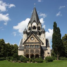 Evangelisch-Lutherische Lutherkirche (Chemnitz) und Kirchplatz mit Zufahrt, Luthereiche und Kriegerdenkmal für die Gefallenen des Erster Weltkrieg Zschopauer Straße 151