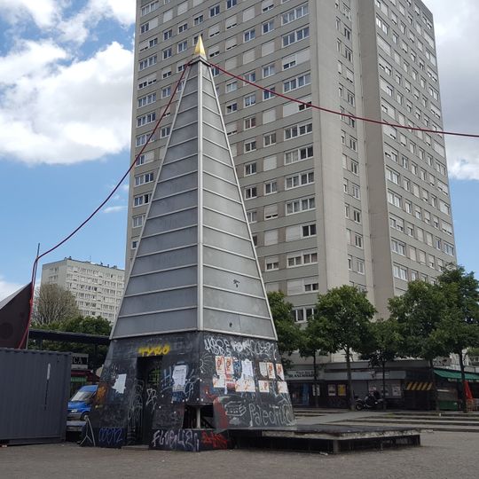 Obélisque de la place des Fêtes