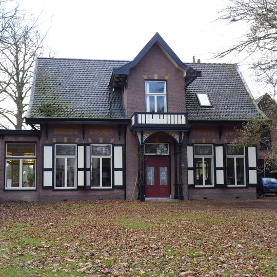 Villa met aangebouwd koetshuis