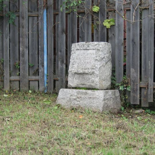 Pomník padlým v druhé světové válce na východním okraji Hradešína