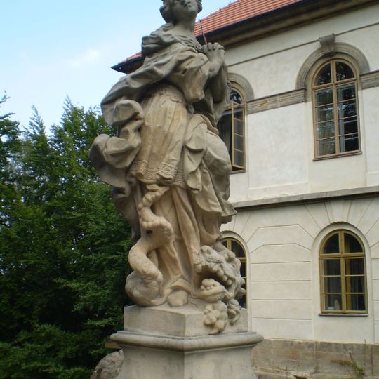 Socha svaté Markéty před hradem Valdštejn