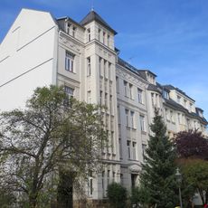 Mietshaus in ehemals geschlossener Bebauung, mit Vorgarten und Einfriedungsmauer Altendorfer Straße 10