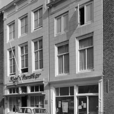 Huis met gepleisterde rechte gevel