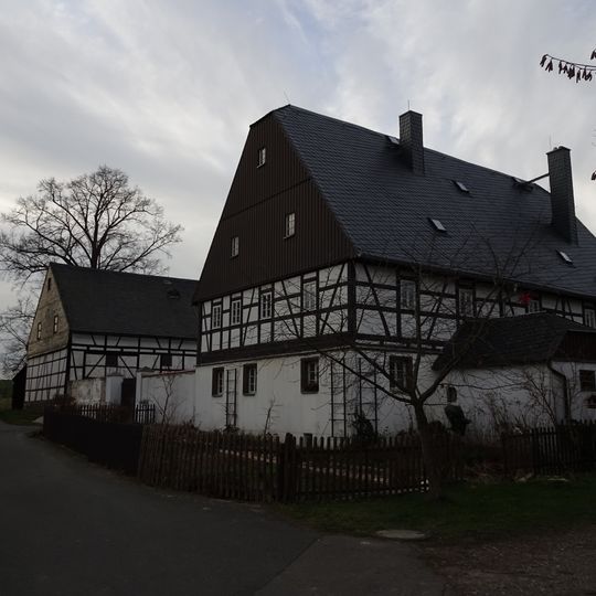 Dreiseithof mit Wohnstallhaus, Seitengebäude und Scheune sowie Einfassungsmauer; Kornweg 2