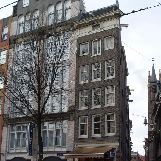 Hoekhuis met gevel onder rechte lijst met triglyfen