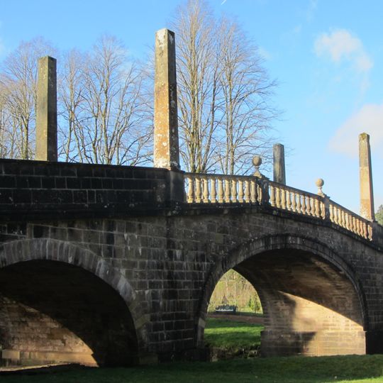 Dumfries House, Lugar Water, Avenue Bridge