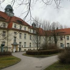 Building A6: Clinic building in the style of reform architecture (individual monument to ID no. 09284584) Hufelandstraße 15