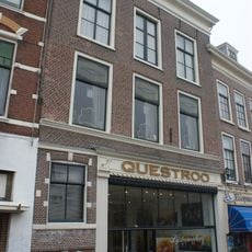 Pand met gevel met rechte kroonlijst