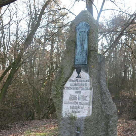 Pomník Jana Husa u lesní cesty jižně od Neuměřic
