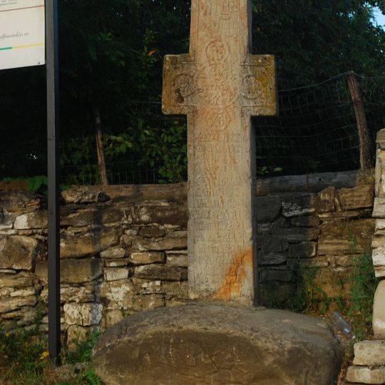 Crucea de piatră din fața bisericii „Cuvioasa Paraschiva” din Starchiojd