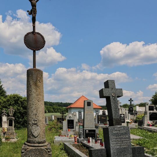 Kříž v severozápadní části hřbitova v Čížkově