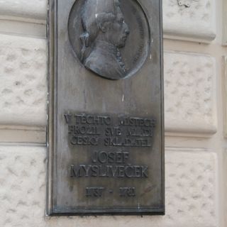 Pamětní deska Josefa Myslivečka na Novotného lávce v Praze