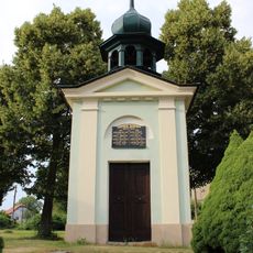 Kaplička na návsi v Malých Všelisech