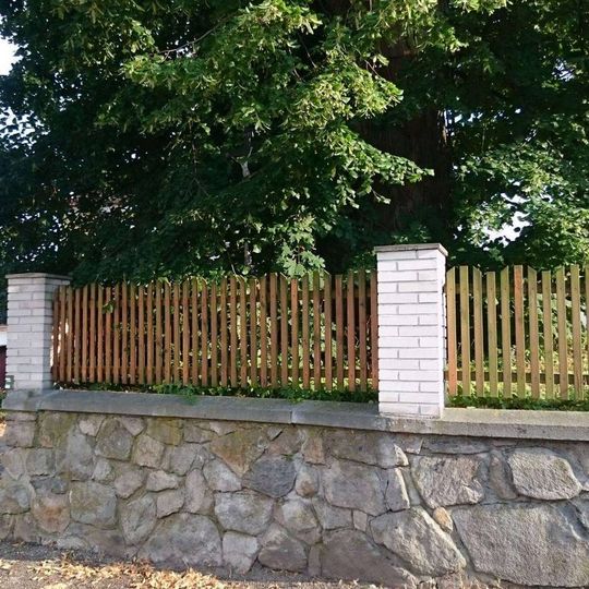 Kříž u kostela v Postupicích