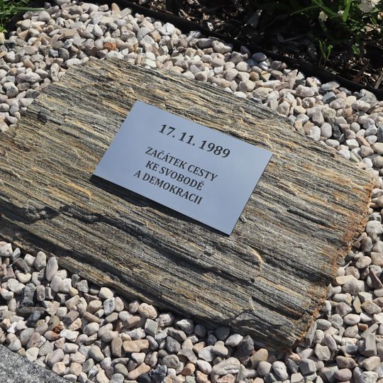 Památník 17. listopadu 1989 v ulici K Radonicům