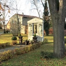 Pomník padlým v 1. světové válce na návsi ve Veleni