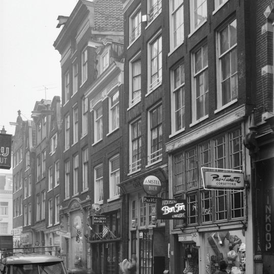 Pand met gevel onder rechte lijst