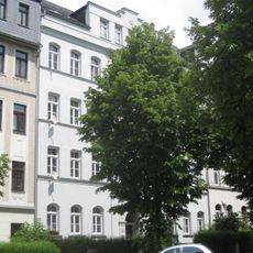 Mietshaus in geschlossener Bebauung mit Vorgarten Humboldtstraße 19