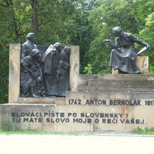 Pomník A. Bernoláka, podstavec