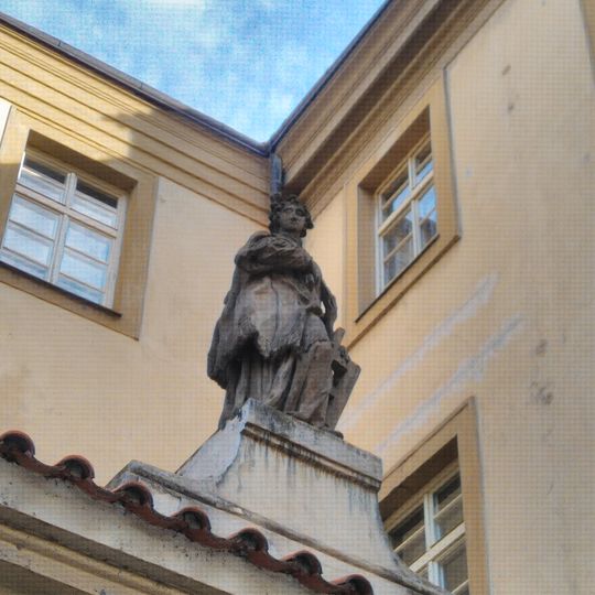 Socha svatého Vavřince na vchodem do Anenského kláštera z Anenského náměstí