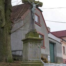 Kříž u kostela sv. Petra a Pavla v Horním Újezdě