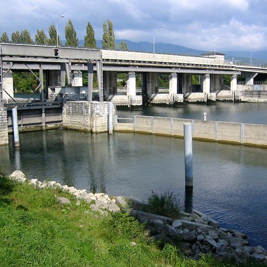 Regulating weir Port