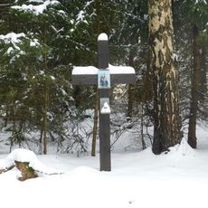 Kříž na rozcestí v údolí Jevanského potoka