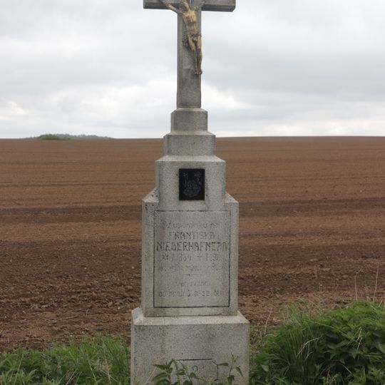 Kříž u silnice 410 severně od Menhartic