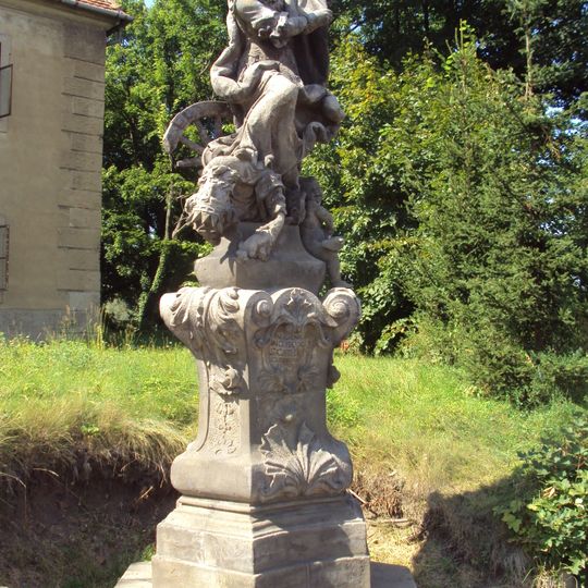 Socha svaté Kateřiny u cesty ke kostelu sv. Petra a Pavla v Mimoni