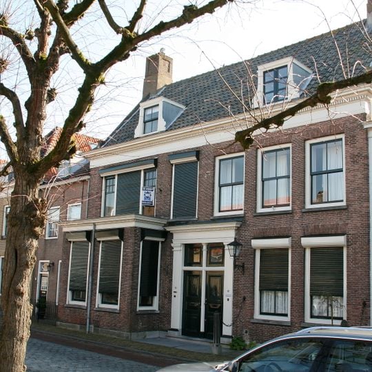Huis onder een dwars zadeldak met het buurpand nr 37