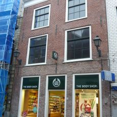 Pand met rechte kroonlijst, winkelpui intact