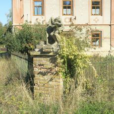 Torzo sochy na rozcestí ve Vědlicích