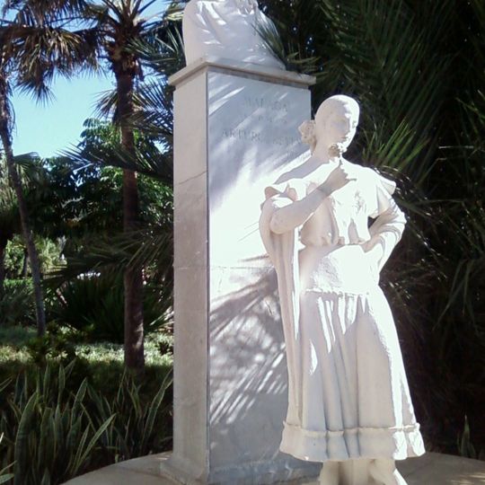 Monumento a Arturo Reyes
