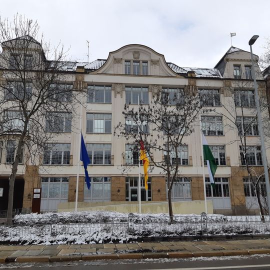 Ehemalige Fabrik mit straßenseitigem Verwaltungstrakt und rückwärtig angebautem Produktionsgebäude sowie Vorgarten und Einfriedung Zwickauer Straße 54