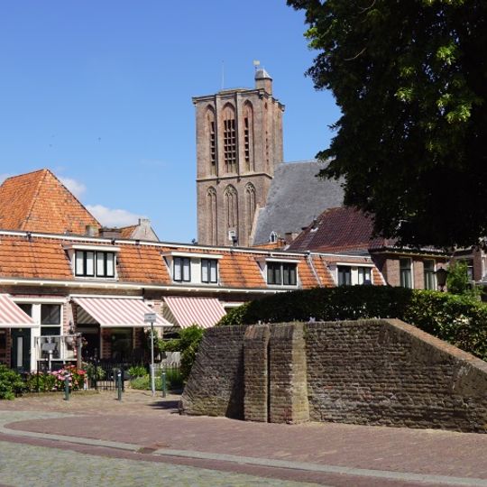 Courtine iv-i met landpoort en muurresten