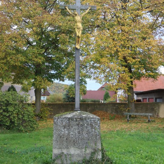 Pamětní kříž ve Skryjích východně za kostelem