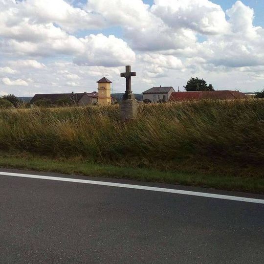 Kříž severně od Roučkovic u silnice