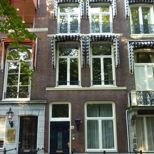 Pand met gevel met kroonlijst op gesneden consoles